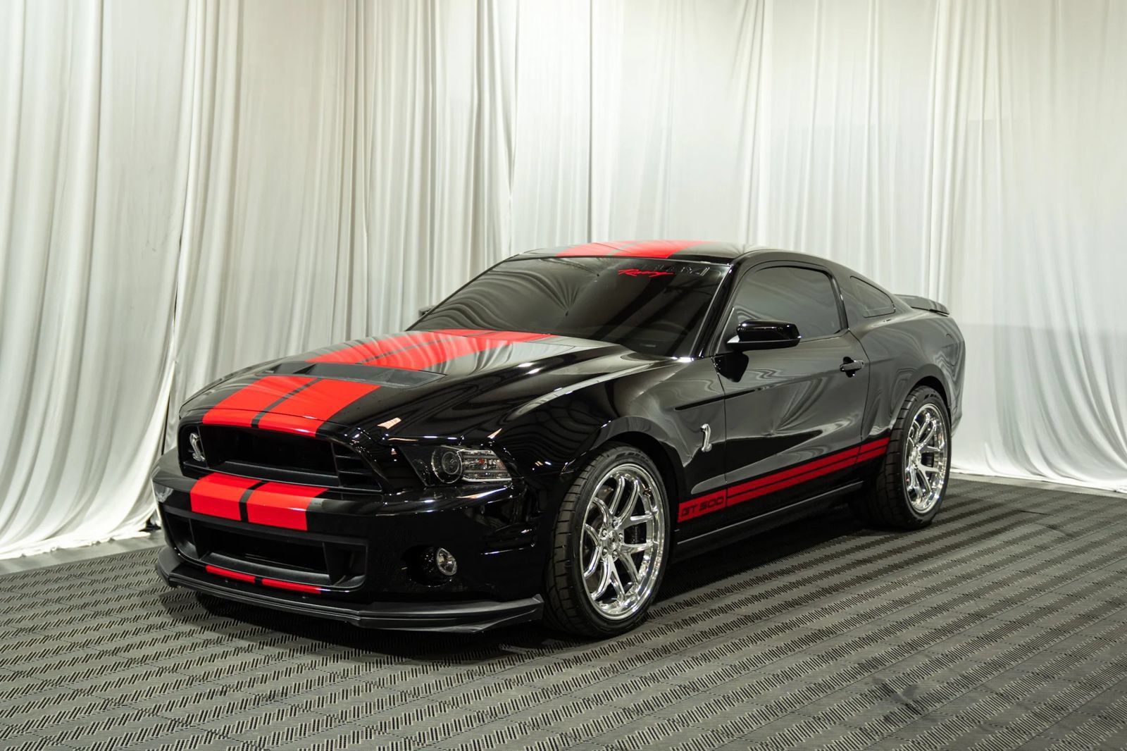 Used 2013 Ford Mustang Shelby GT500 w/ Electronics Pkg RWD image 2