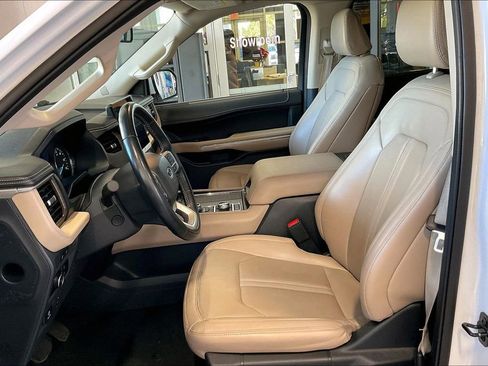 Used 2024 Ford Expedition Limited image 3
