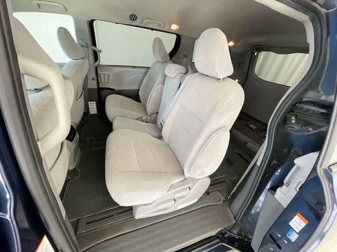 Used 2020 Toyota Sienna LE w/ Carpet Mat Package FWD image 22