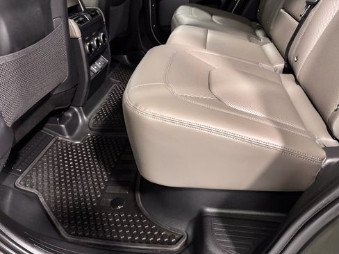 Used 2024 Land Rover Defender 110 X-Dynamic SE image 20