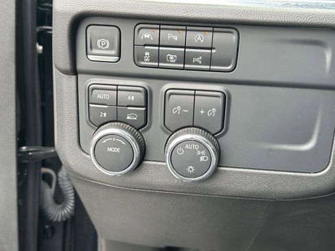 Used 2025 Chevrolet Suburban LT AWD/4WD image 18