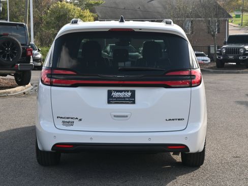 Used 2024 Chrysler Pacifica Limited w/ S Appearance Package FWD image 14