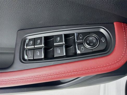 Used 2023 Porsche Macan AWD/4WD image 8