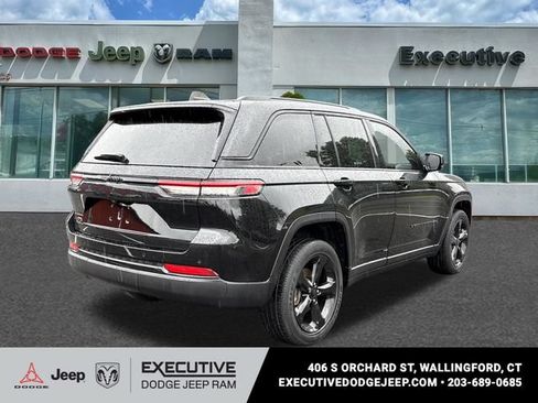 Used 2023 Jeep Grand Cherokee Altitude AWD/4WD image 4