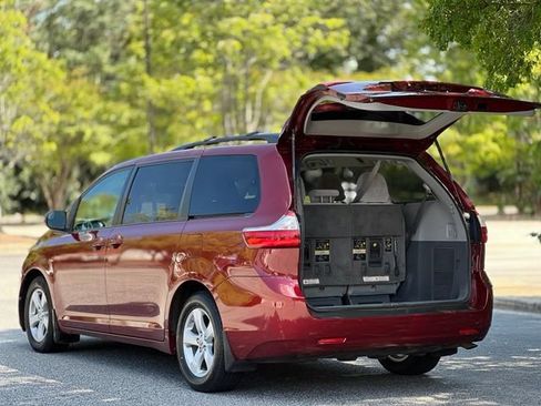 Used 2016 Toyota Sienna LE w/ Outdoor Package FWD image 36