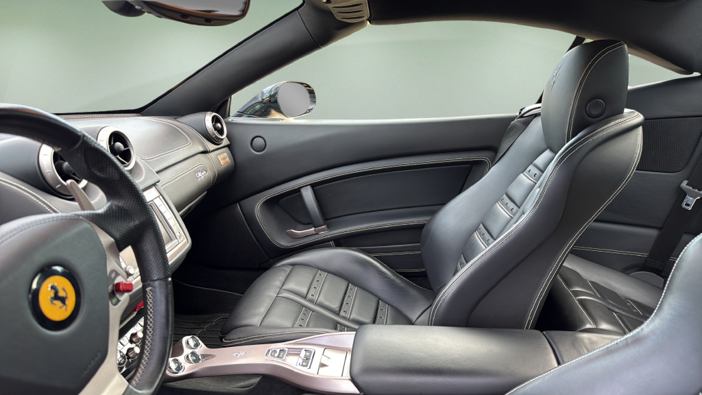 Used 2012 Ferrari California RWD image 31