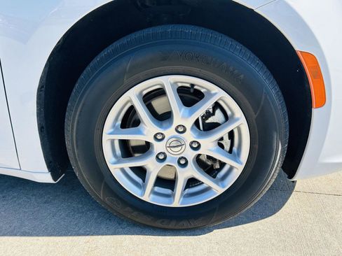 Used 2023 Chrysler Pacifica Touring-L image 41