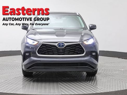 Used 2022 Toyota Highlander XLE AWD/4WD image 2