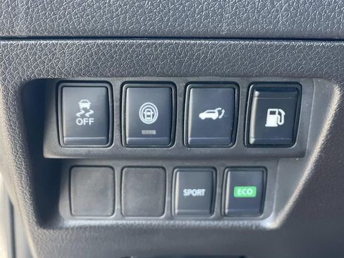 Used 2020 Nissan Rogue SV image 16