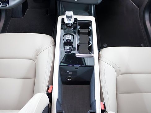 New 2026 Volvo XC90 B5 Core w/ Protection Package Premier image 25