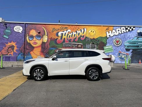 Used 2021 Toyota Highlander XLE AWD/4WD image 2