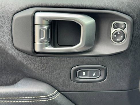 Used 2020 Jeep Wrangler Unlimited Sahara image 24