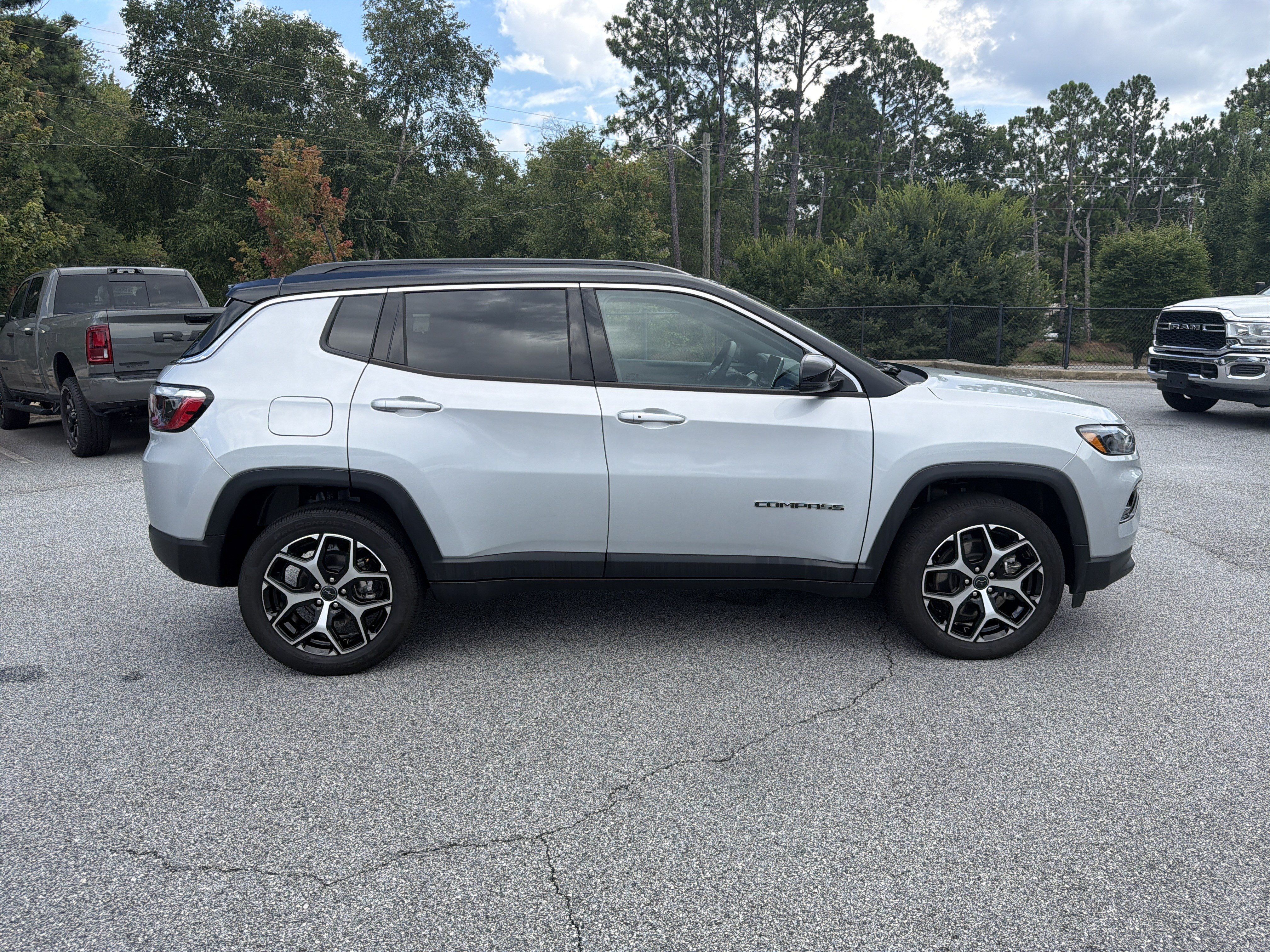 Used 2026 Jeep Compass Limited AWD/4WD image 9
