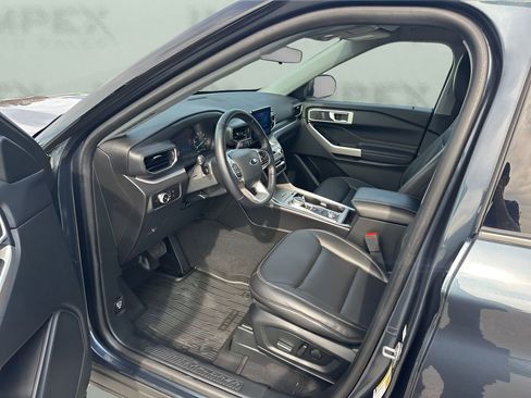 Used 2022 Ford Explorer XLT w/ Equipment Group 202A image 9