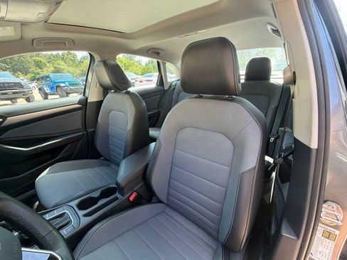 Used 2025 Volkswagen Jetta SE FWD image 19