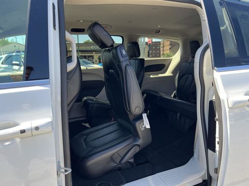 Used 2023 Chrysler Pacifica Touring-L FWD image 42