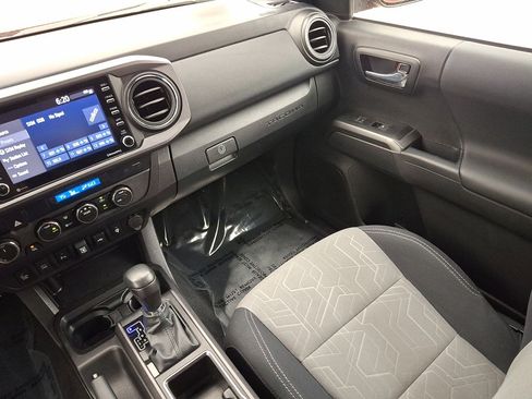 Used 2022 Toyota Tacoma TRD Off-Road w/ Technology Package AWD/4WD image 11