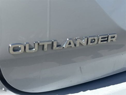 Used 2024 Mitsubishi Outlander SE image 8