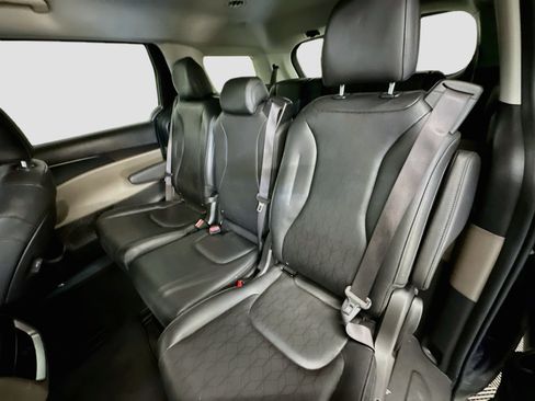 Used 2025 Kia Carnival FWD image 29