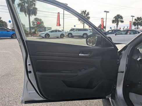 Used 2024 Nissan Altima 2.5 SV image 11