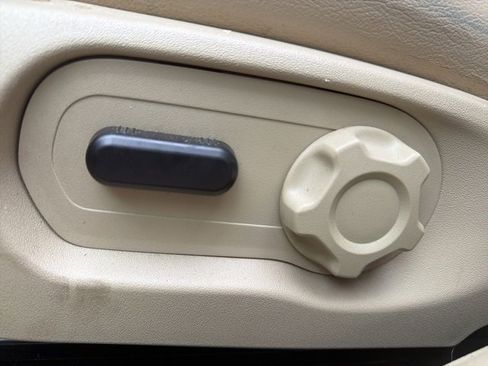 Used 2018 Ford Taurus SEL w/ Equipment Group 201A image 11