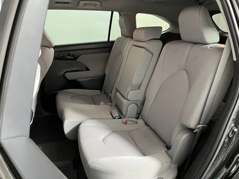 Used 2023 Toyota Highlander LE image 12