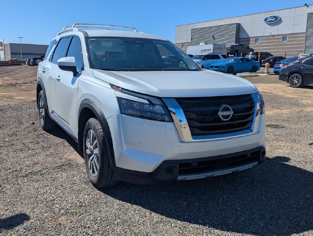 Used 2025 Nissan Pathfinder SL FWD image 3
