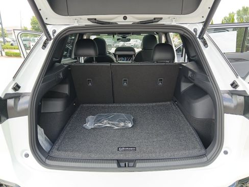 New 2026 Volkswagen Tiguan SE R-Line FWD image 21
