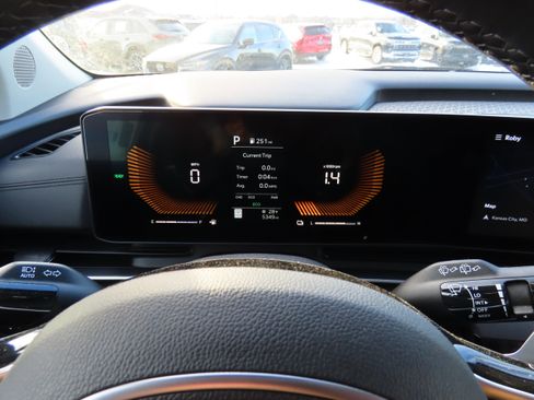 Used 2025 Kia Carnival EX image 29