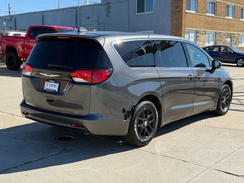Used 2017 Chrysler Pacifica Touring FWD image 3