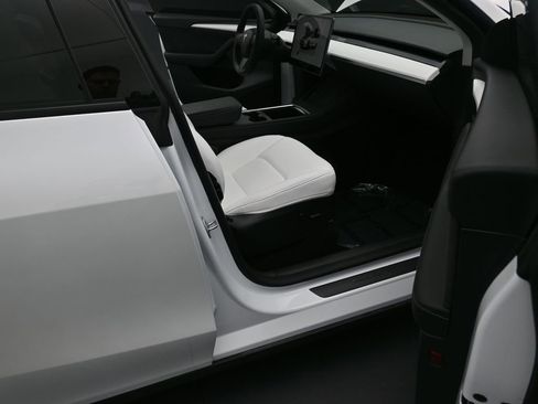 Used 2024 Tesla Model Y Long Range image 14