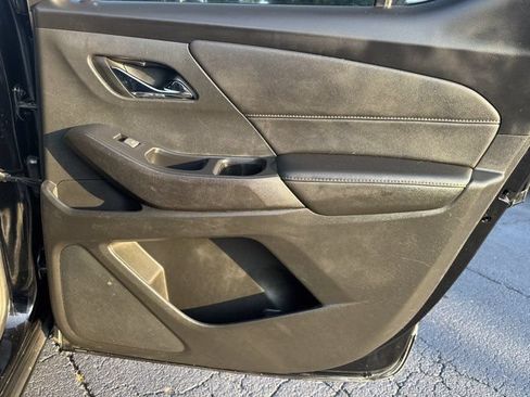 Used 2022 Chevrolet Traverse LT FWD image 19
