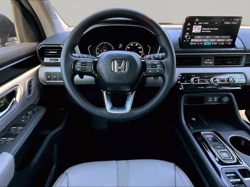 Used 2025 Honda Pilot Touring image 9
