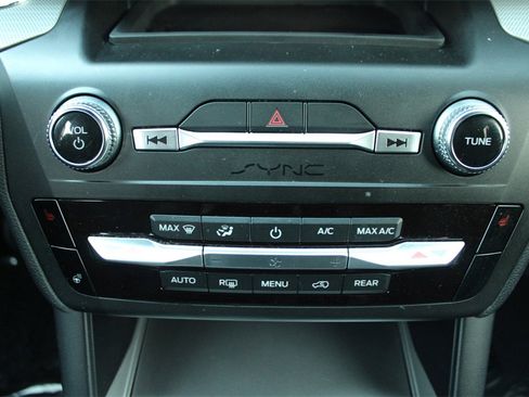 Used 2020 Ford Explorer XLT w/ Comfort Package image 28