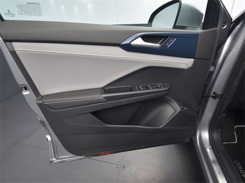 New 2024 Volkswagen Taos SE image 6