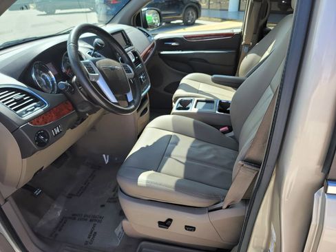 Used 2015 Chrysler Town & Country Touring FWD image 11