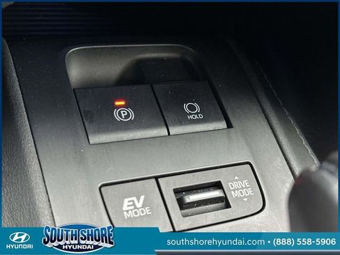 Used 2023 Toyota Venza LE image 33