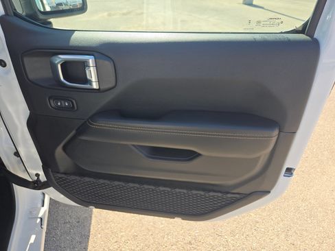 Used 2025 Jeep Wrangler Unlimited Sahara AWD/4WD image 28