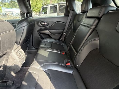 Used 2019 Jeep Cherokee Latitude Plus FWD image 32