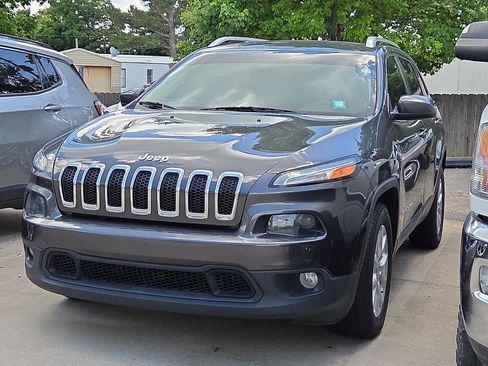 Used 2015 Jeep Cherokee Latitude w/ Comfort/Convenience Group FWD image 2