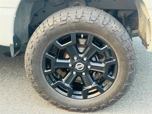 Used 2019 Nissan Titan SV w/ SV Convenience Package image 15