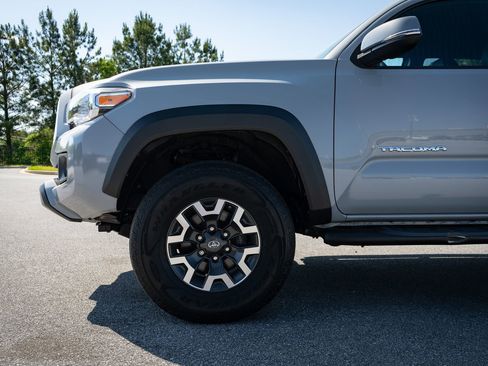 Used 2019 Toyota Tacoma TRD Off-Road AWD/4WD image 4