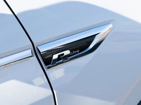 Used 2019 Volkswagen Tiguan SEL Premium R-Line image 10