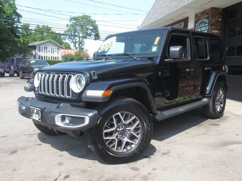 Used 2025 Jeep Wrangler Unlimited Sahara w/ Dual Top Group AWD/4WD image 32