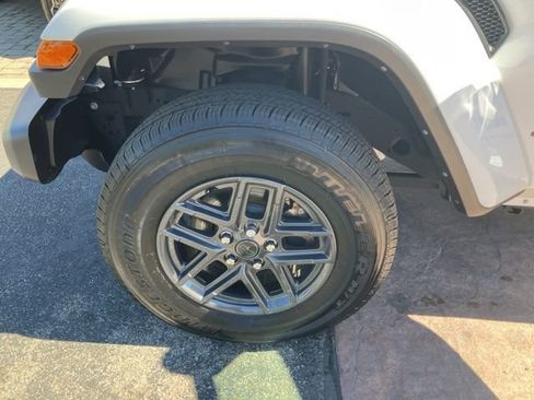 Used 2024 Jeep Gladiator Sport image 24