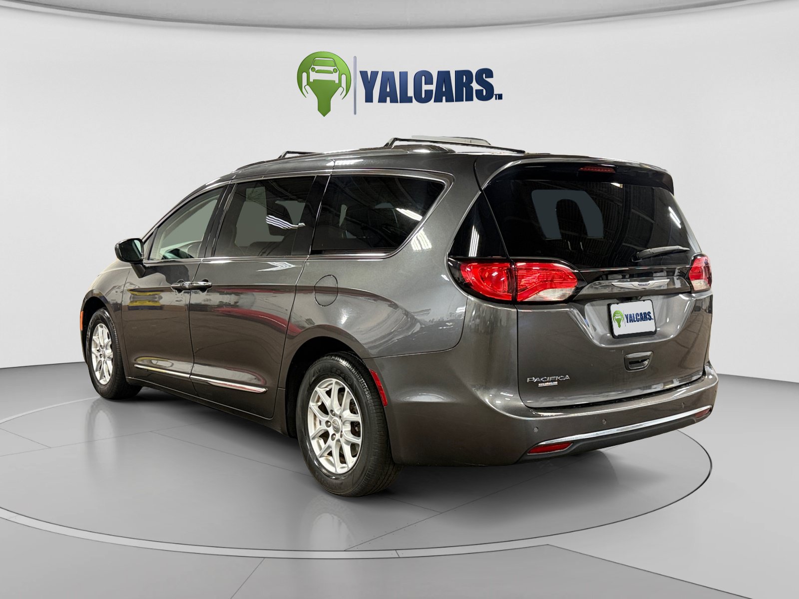 Used 2020 Chrysler Pacifica Touring-L FWD image 3