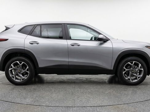 Used 2025 Chevrolet Trax LT w/ LT Convenience Package FWD image 11