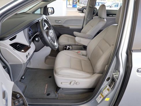 Used 2015 Toyota Sienna XLE FWD image 13