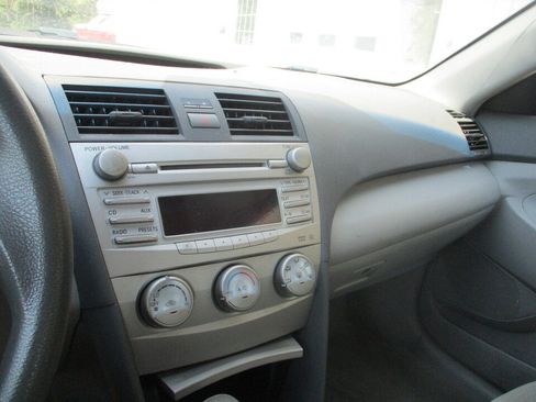Used 2010 Toyota Camry LE FWD image 37