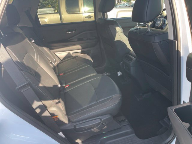 Used 2025 Nissan Pathfinder SL FWD image 7